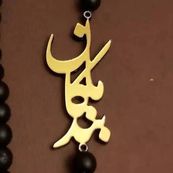 گردنبند دخترانه طرح ماکان بند با پلاک طلایی و سنگ اونیکس مشکی