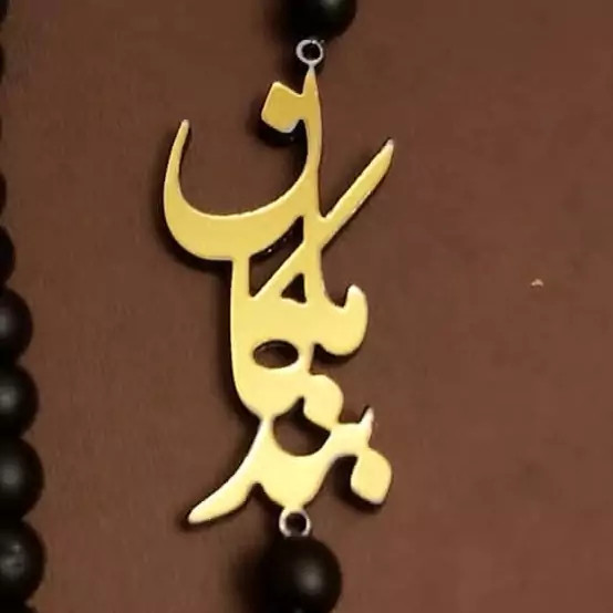 گردنبند دخترانه طرح ماکان بند با پلاک طلایی و سنگ اونیکس مشکی