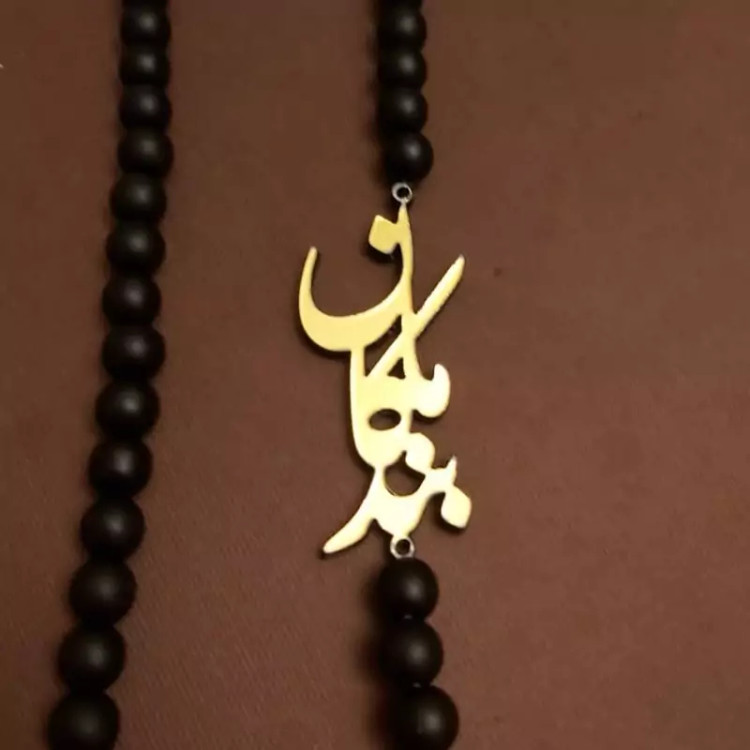 گردنبند دخترانه طرح ماکان بند با پلاک طلایی و سنگ اونیکس مشکی